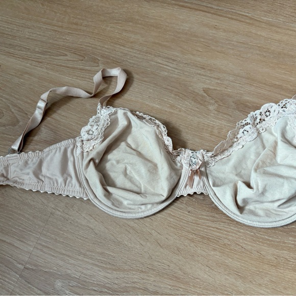 Hanro Lace Trimmed Bra - Picture 2 of 9